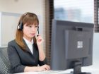 コールセンターでユーザー対応をする女性の画像