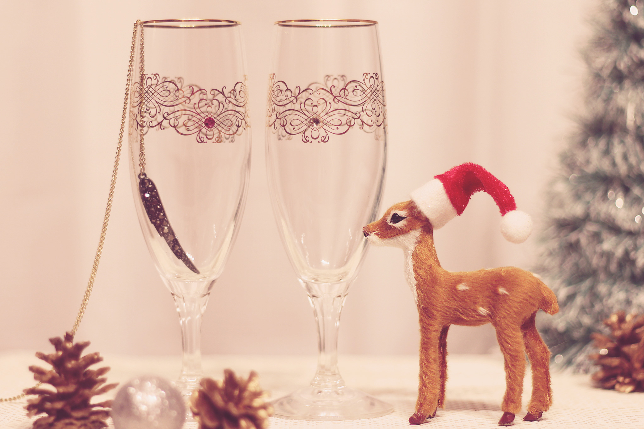 クリスマス装飾がしてある部屋にトナカイとワイングラスがある写真
