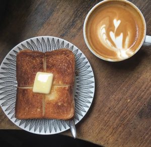 リュモンコーヒースタンドのコーヒーとバタートーストの画像