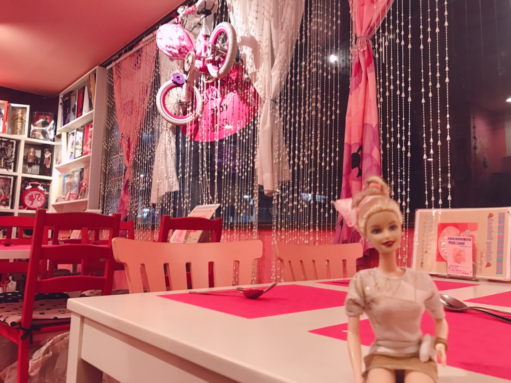 Barbieケーキが食べれちゃう Pink Holiday Cafe でバースデーサプライズをしてみました エクペリ Experi 体験 口コミ 評判 レビューサイト