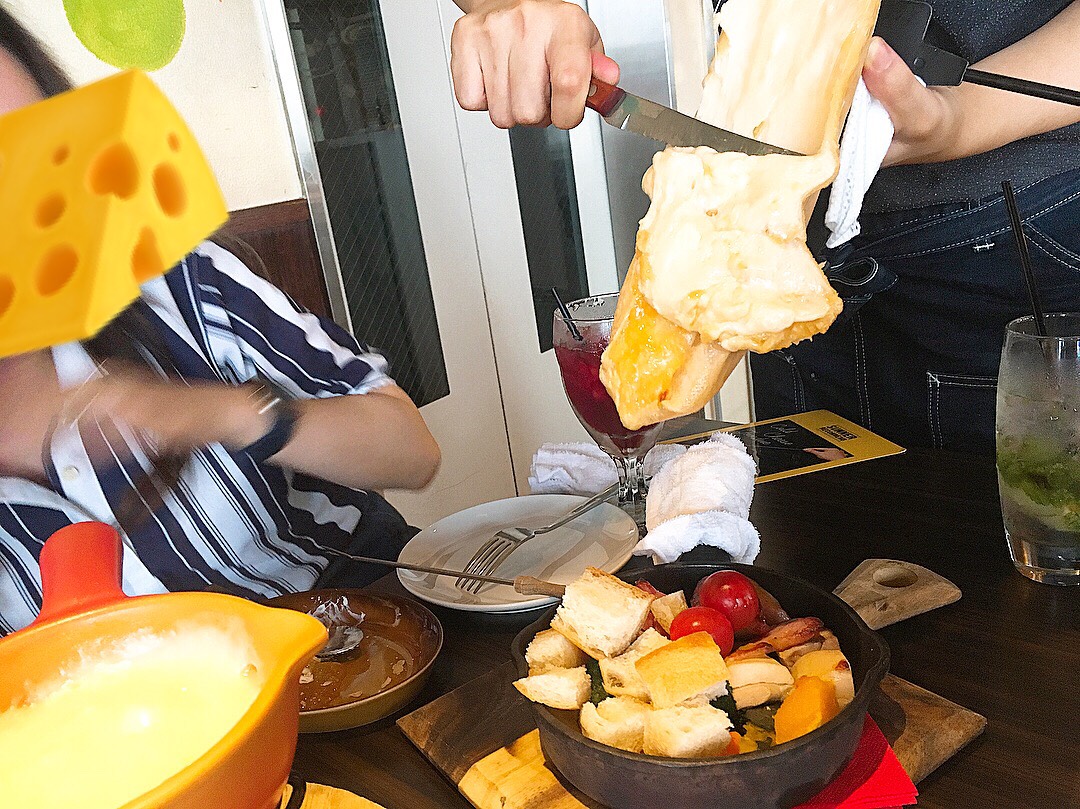 cheesetableチーズテーブルのラクレットチーズをかける画像