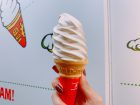 横浜中華街で人気の杏仁ソフトクリームの画像