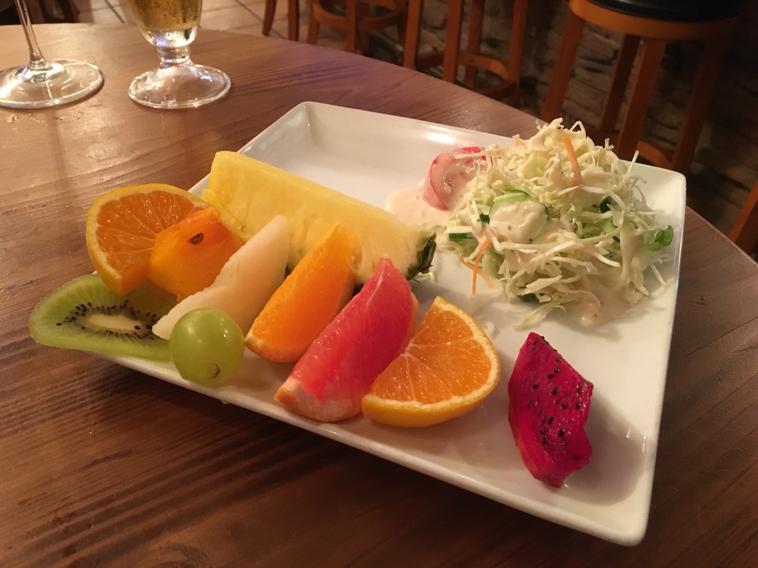 吉祥寺スジガイカフェのパスタセットのサラダとフルーツの画像