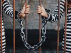 手枷と鎖を繋がれた双子の囚人