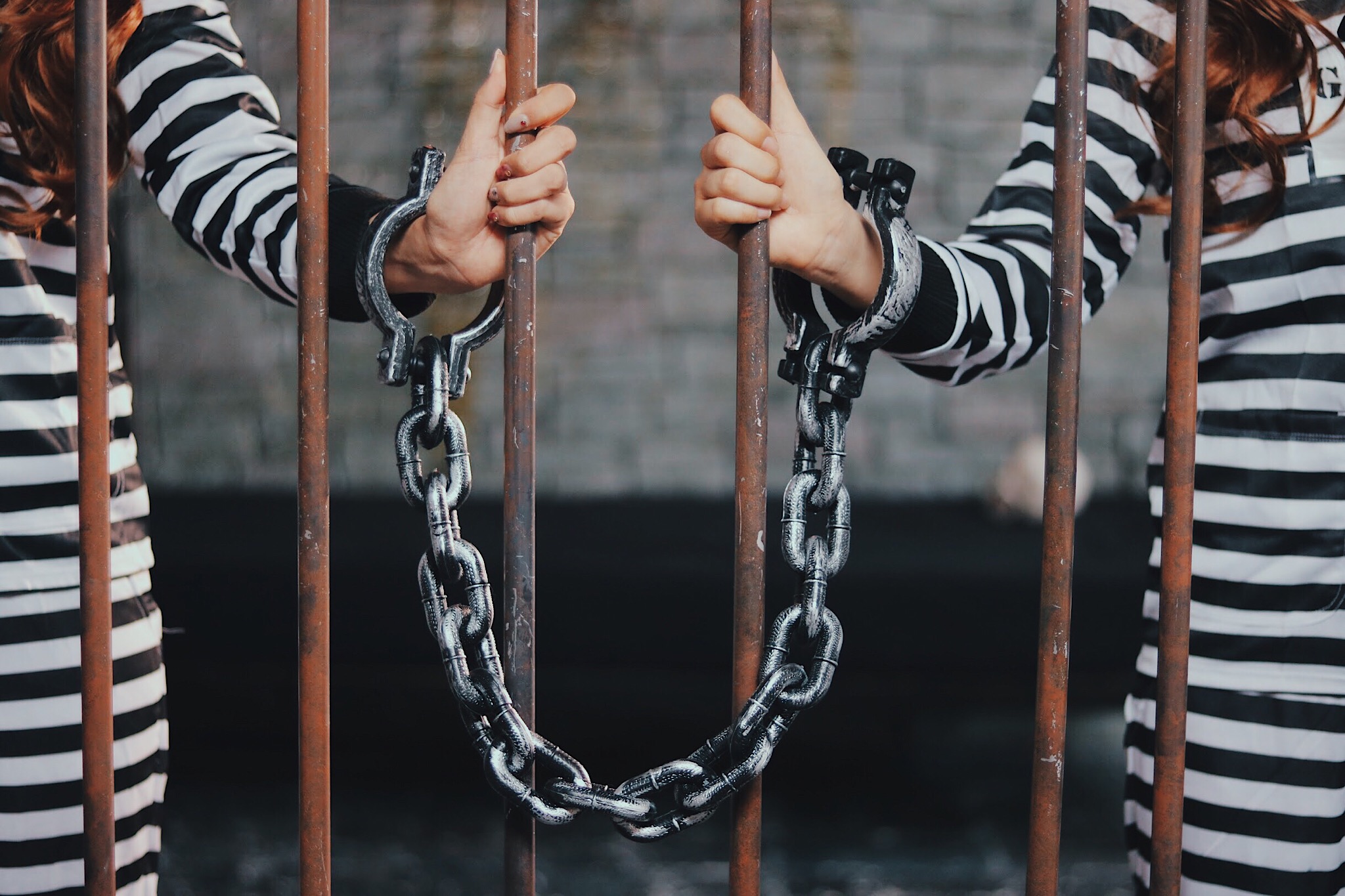手枷と鎖を繋がれた双子の囚人