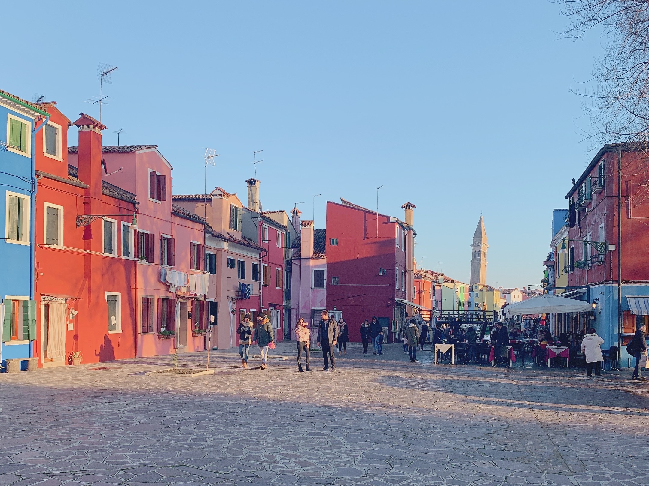 ヴェネチアブラーノ島のカラフルな家の街並みの画像
