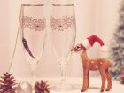 クリスマス装飾がしてある部屋にトナカイとワイングラスがある写真