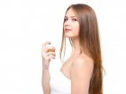 髪の長い綺麗な外国人女性が香水を使うシーン