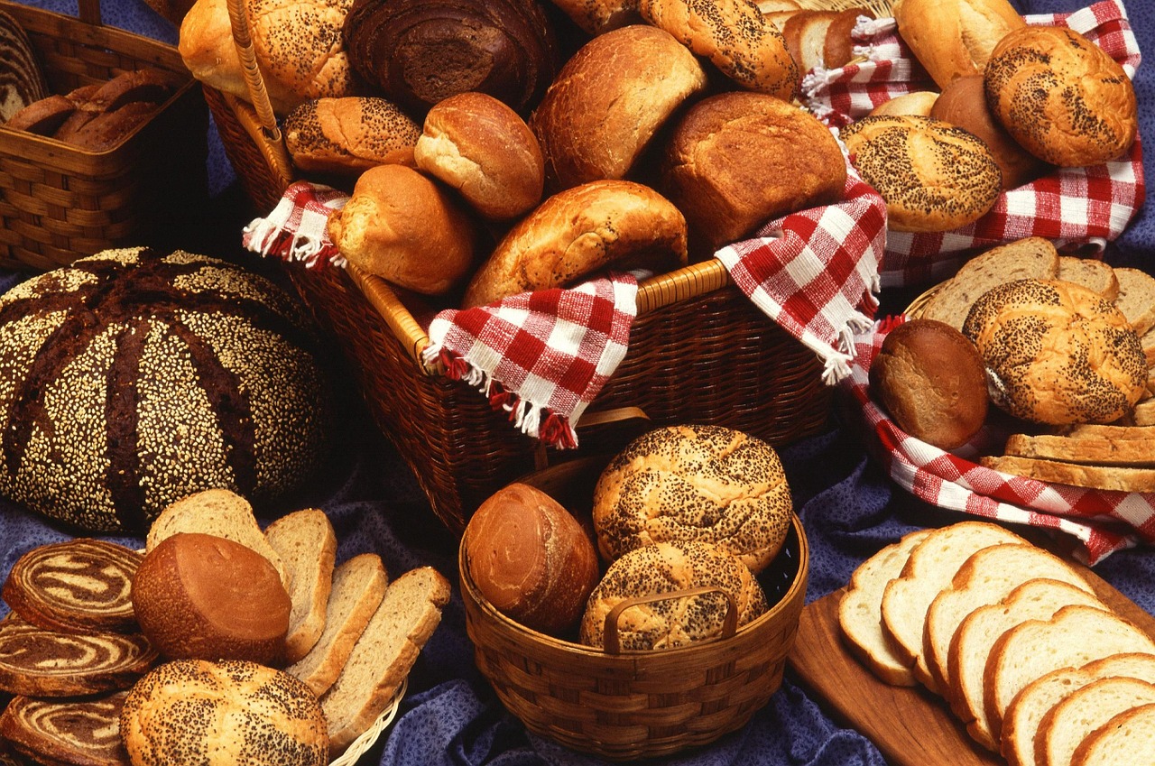 たくさんの種類のパンが並んでいる画像