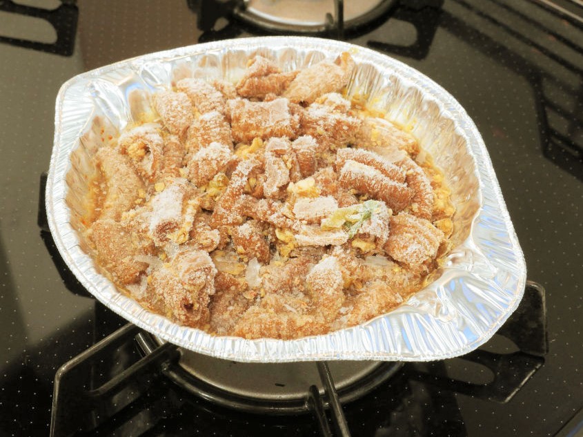 ローソンのホルモン鍋をコンロで加熱している画像