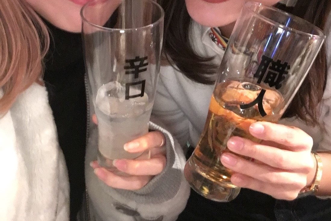 新宿サナギのお酒のグラスの画像