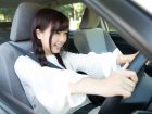 運転免許を取得して運転をする女性の画像
