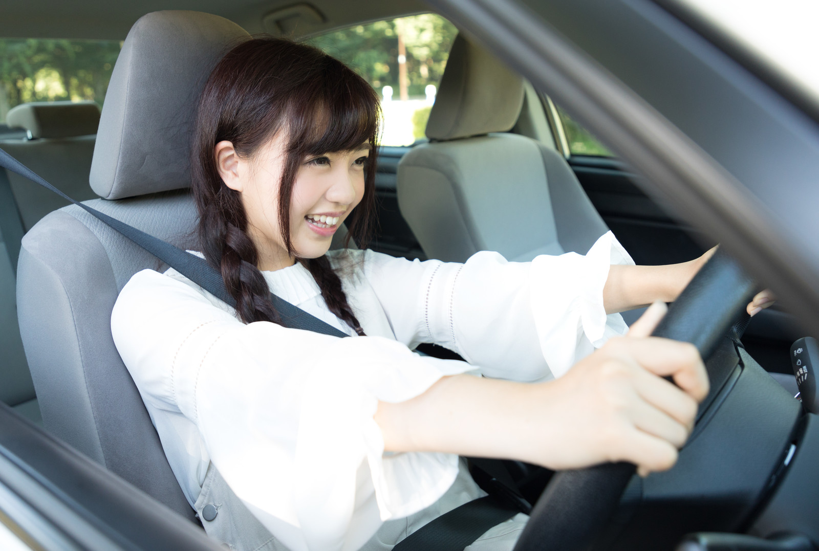 運転免許を取得して運転をする女性の画像