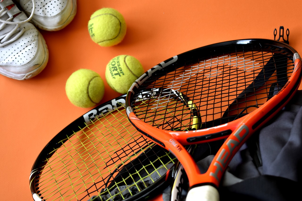 テニスのラケットとボールの画像
