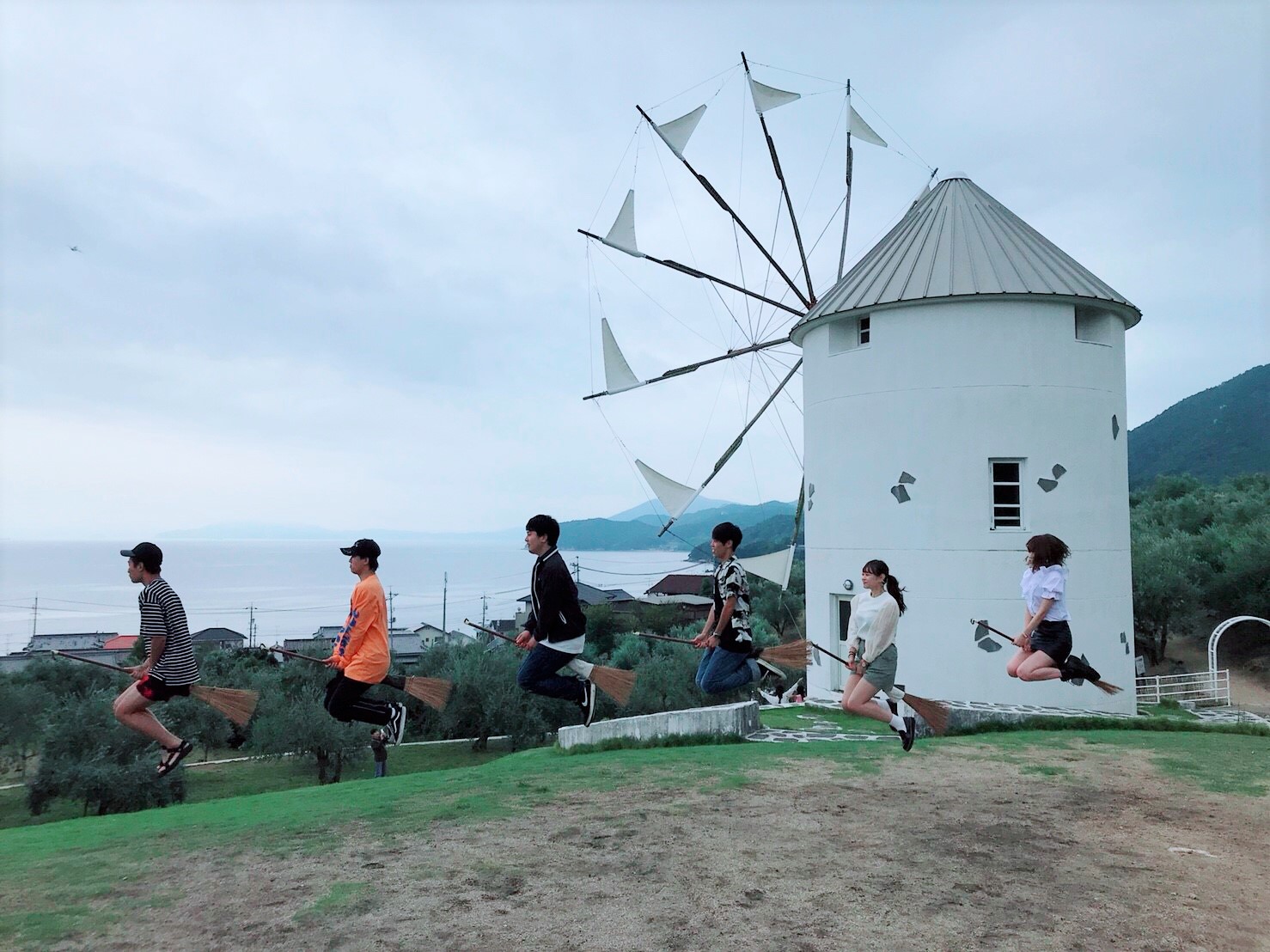 小豆島オリーブ公園でほうきを使った魔女の宅急便の画像