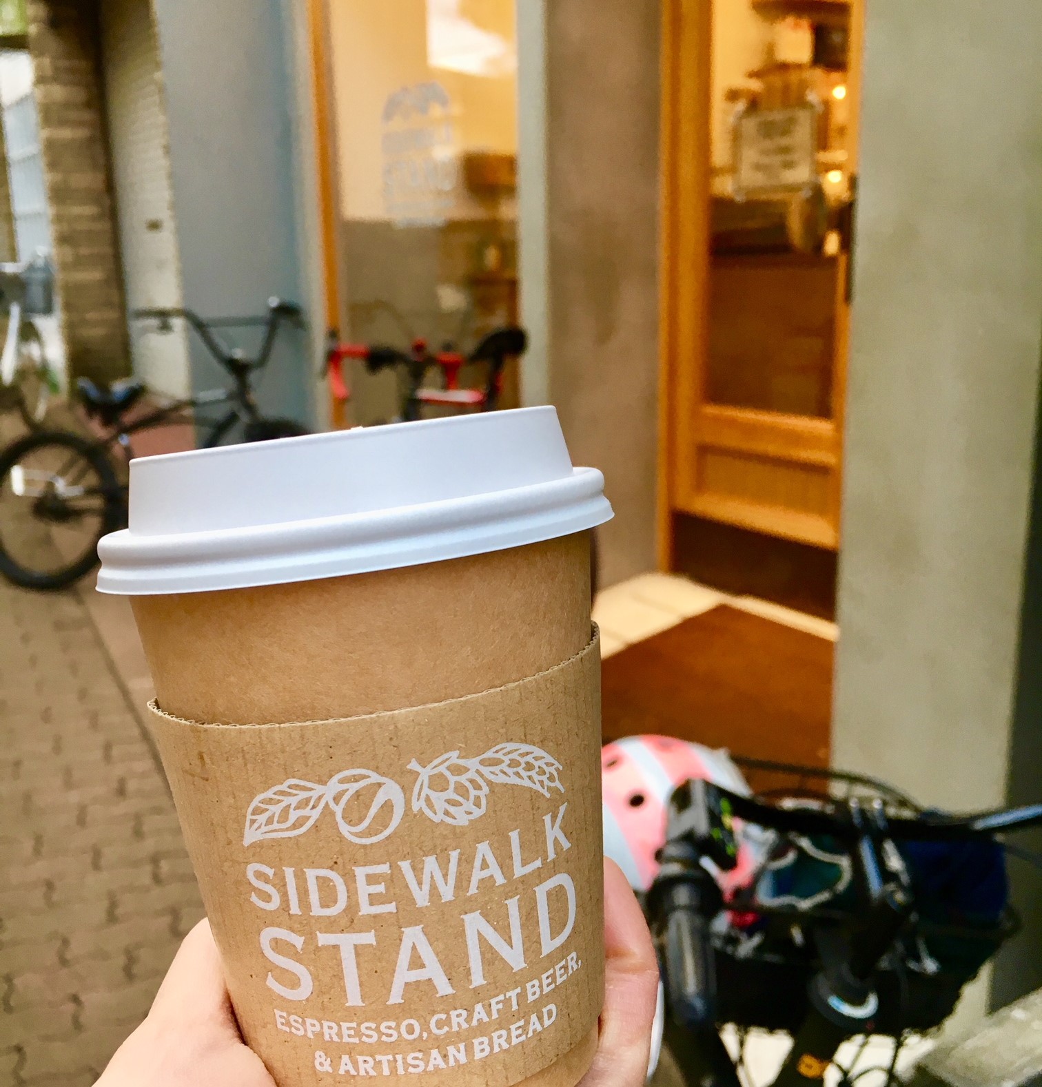 SIDEWALK STAND INOKASHIRAの店舗外観とコーヒーの画像