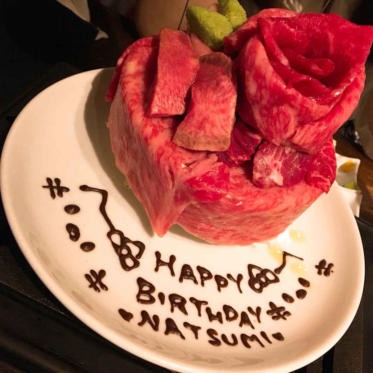 恵比寿ニクアザブの誕生日サプライズの肉ケーキの画像