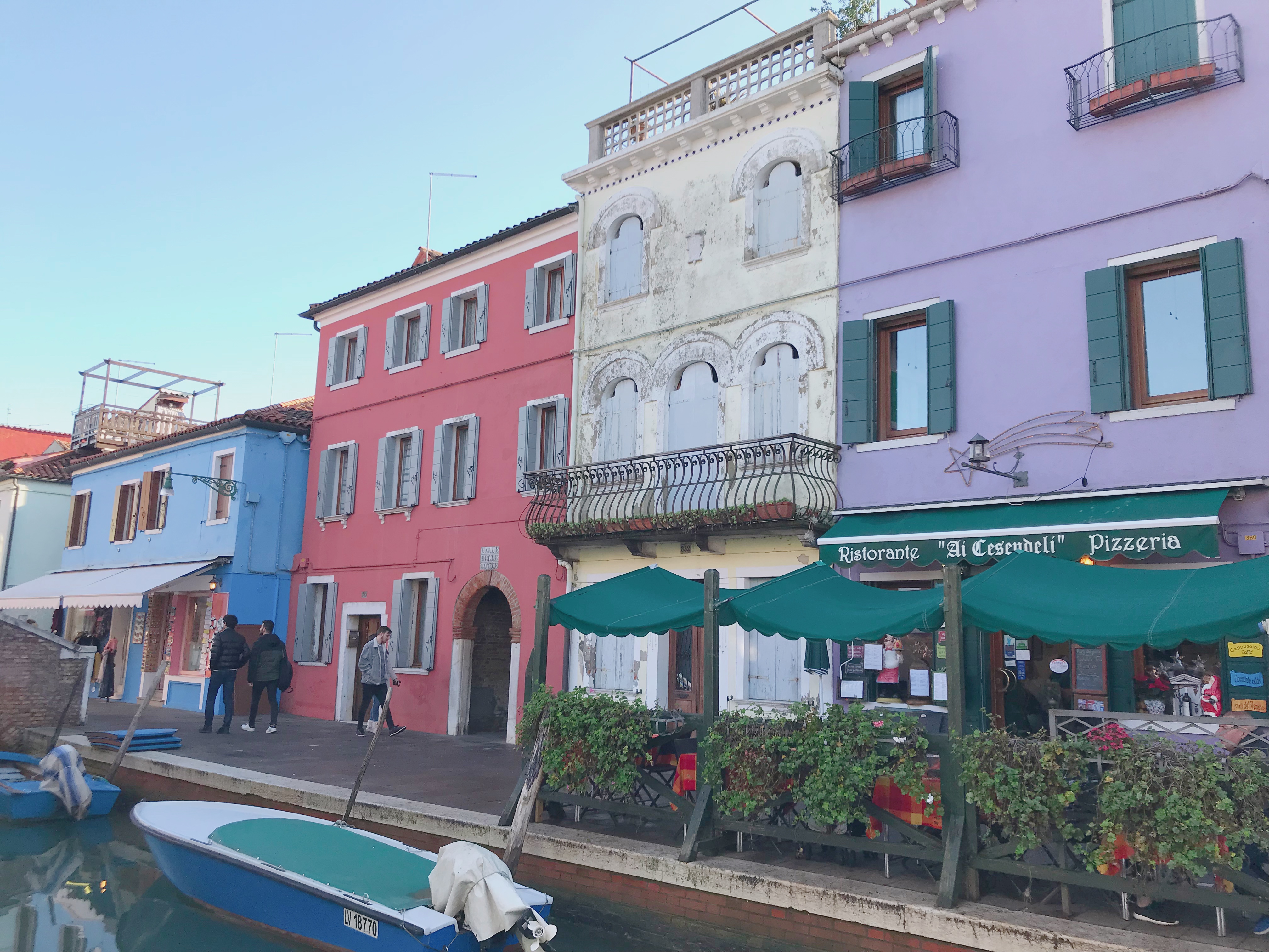 ヴェネチアブラーノ島のカラフルな家の街並みの画像
